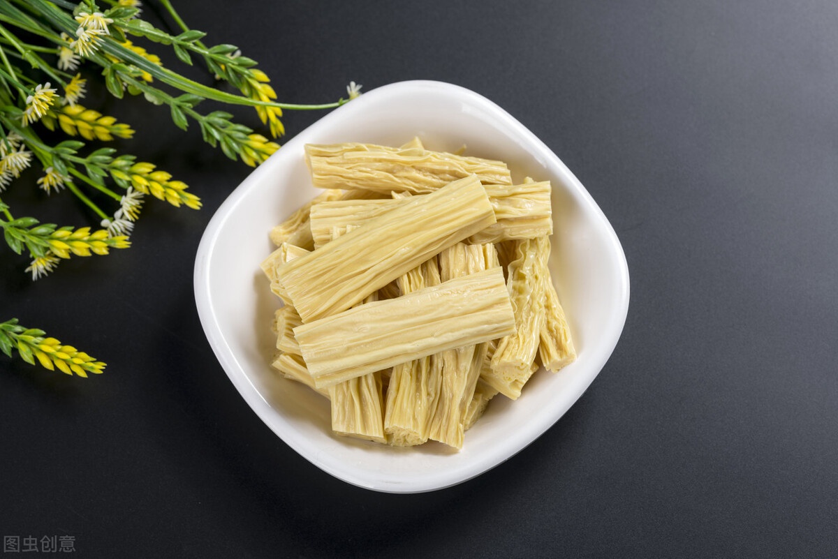 腐竹,别拿清水直接泡,饭店大厨这样做,简单快速,腐竹更劲道