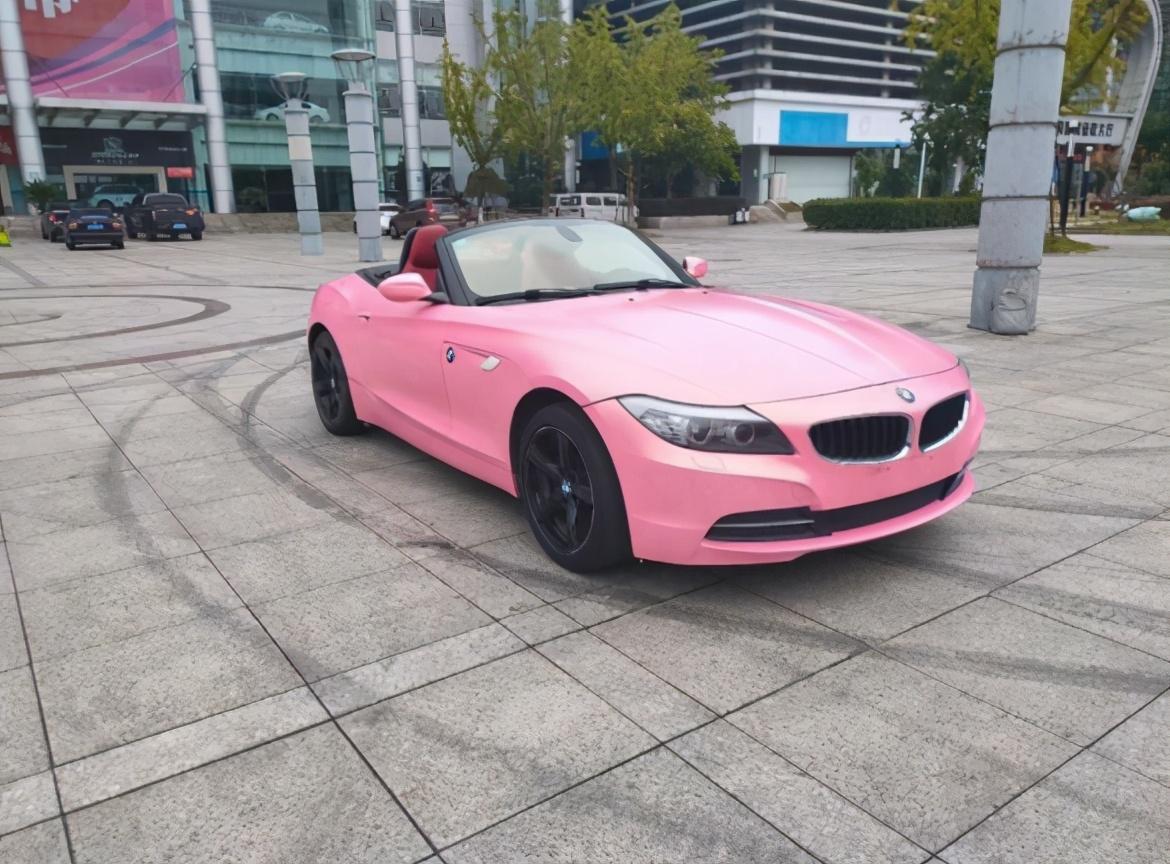 图中这辆粉色宝马z4是浙江一位年轻小哥花了10万元买的,这是2009款的