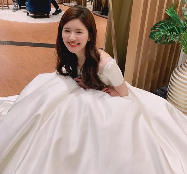 赵露思婚纱照罕曝光,穿露肩长裙清纯靓丽,妆容精致笑容唯美吸睛