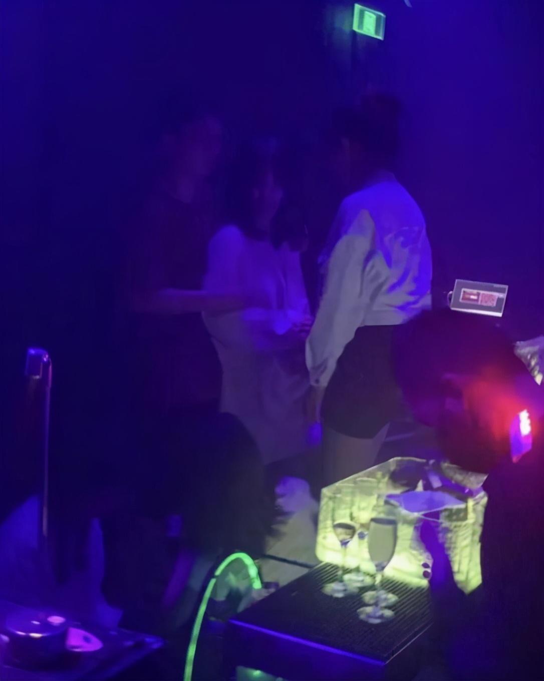 王思聪在夜店被偶遇:左拥右抱两个美女,这么快就和宋美娜分手了