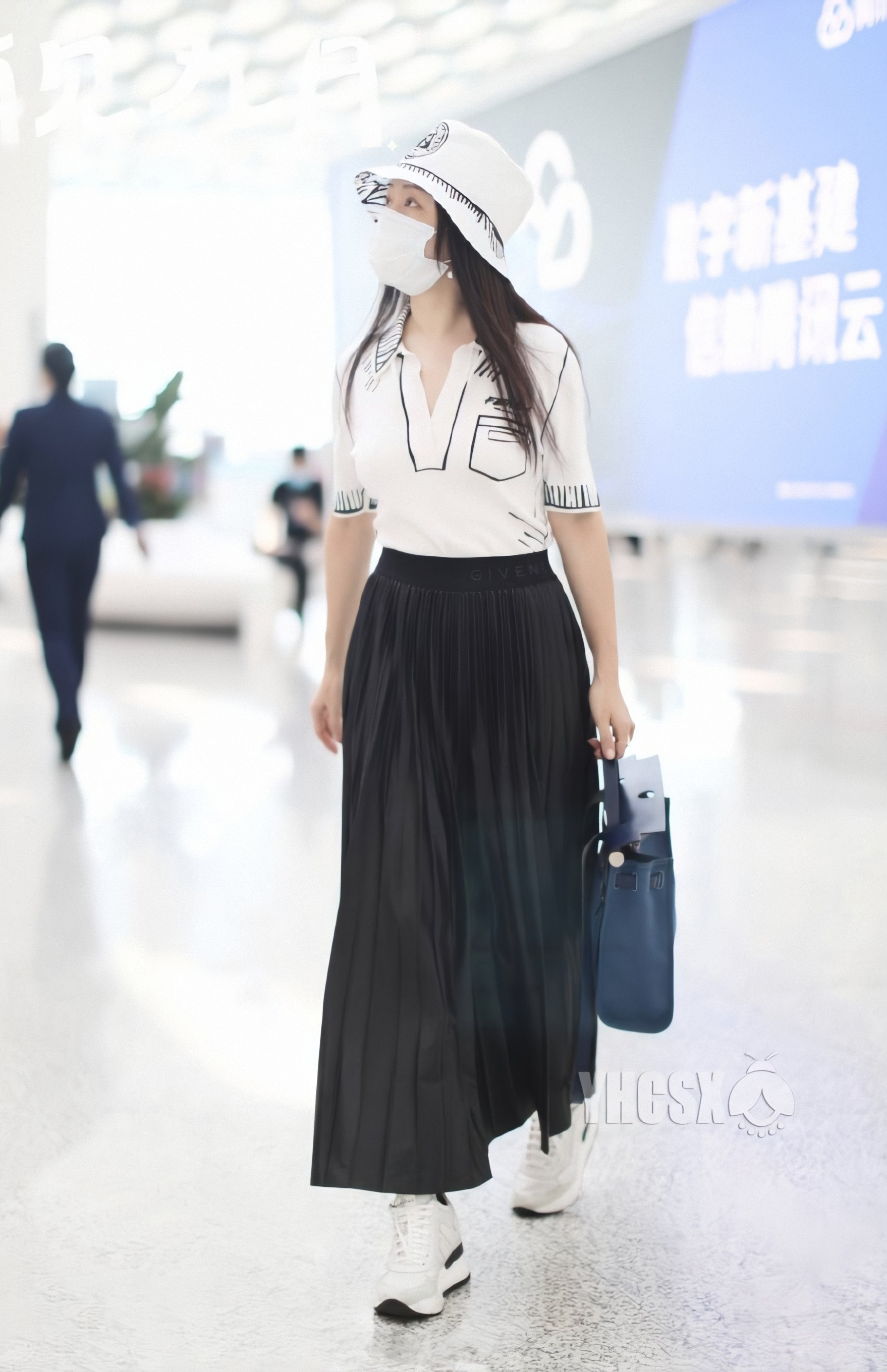 杨钰莹国庆中秋之际现身深圳机场大牌加身歪头甜笑似少女