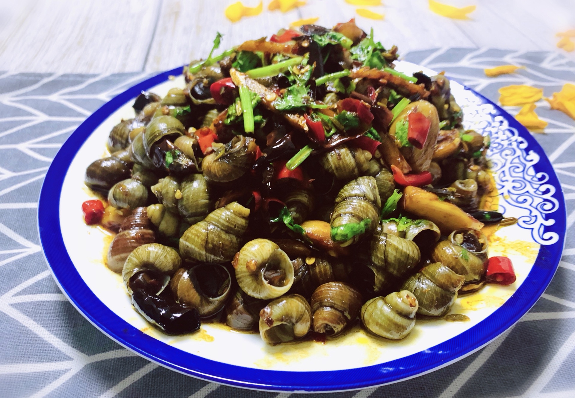 「麻辣炒田螺」的做法 配方,好吃得停不下嘴,麻辣十足