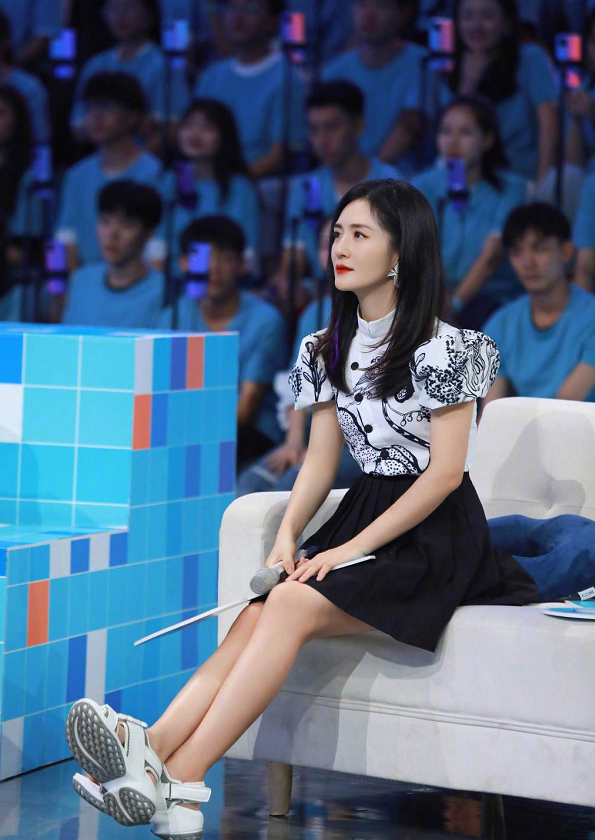 谢娜还是对jk裙下手配毒液袜穿秀这腿怕是女主持人中最细的