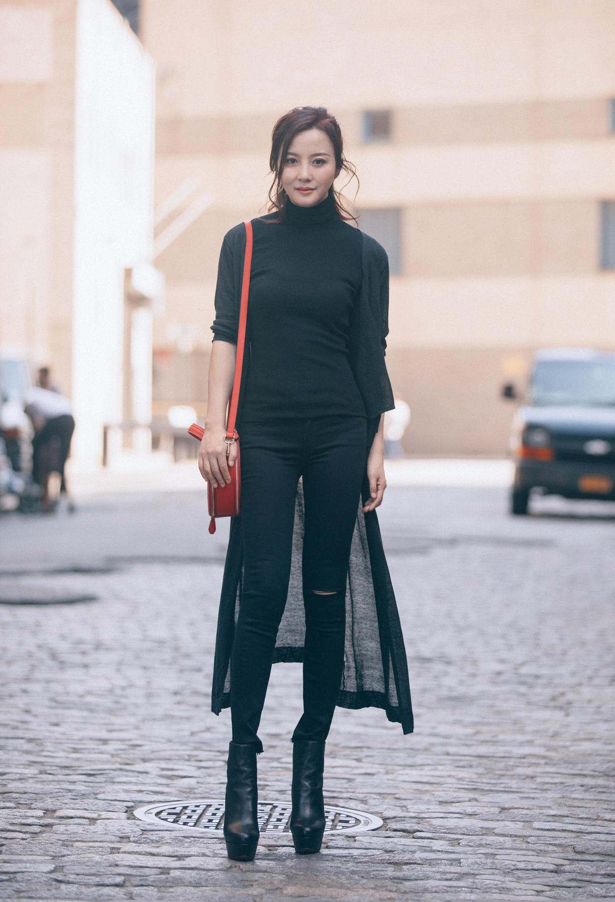 陶红越老越时髦,一身黑造型简约又显瘦,为显腿长穿恨天高好拼