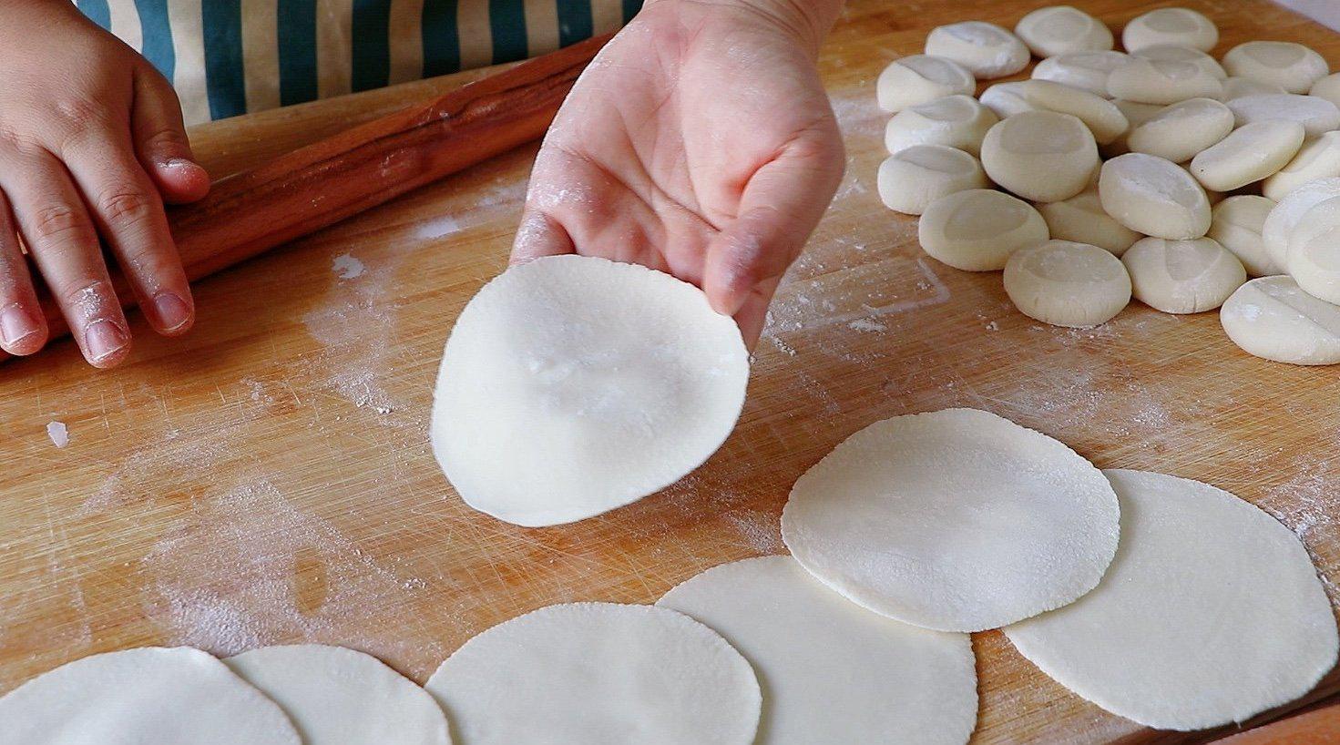 饺子和面技巧,2种擀饺子皮方法,慢动作演示,看一遍就学会了