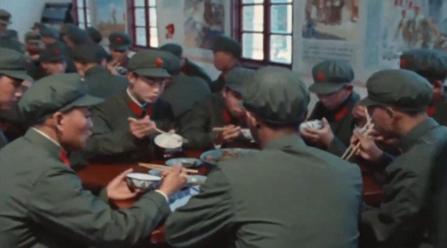 70年代的部队食堂,是否真的顿顿有肉,这条视频告诉你!