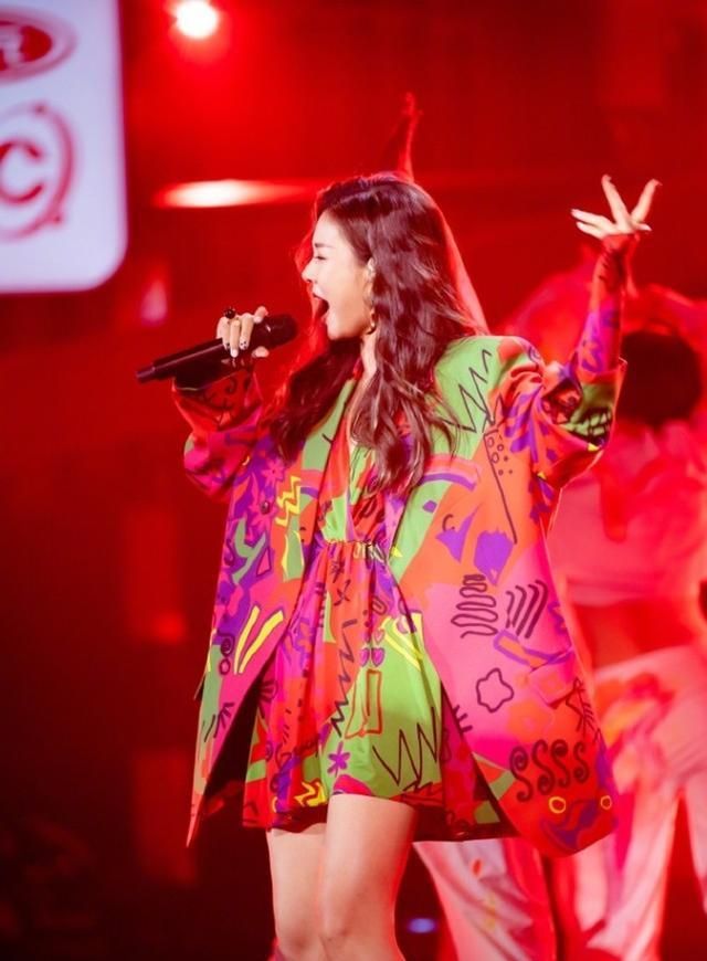 李小萌双节不陪家人忙工作晒舞台照超喜庆王雷和儿子以其为傲