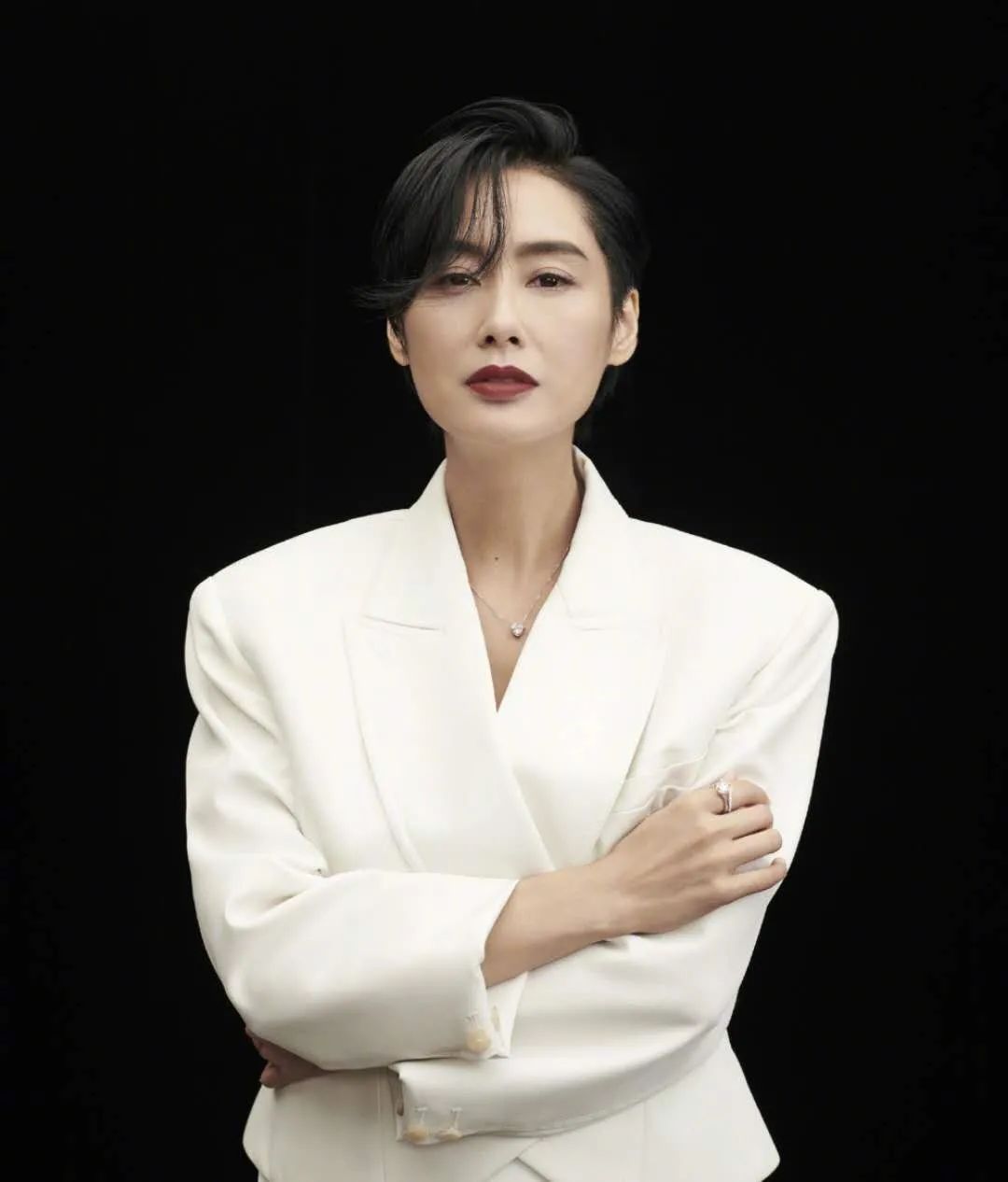 49岁朱茵拍戏生图出炉颜值不老网友依旧是当年的紫霞仙子