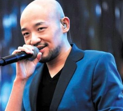 光头歌手李代沫:出狱后变网络主播,3句话不离刷礼物,穷疯了?