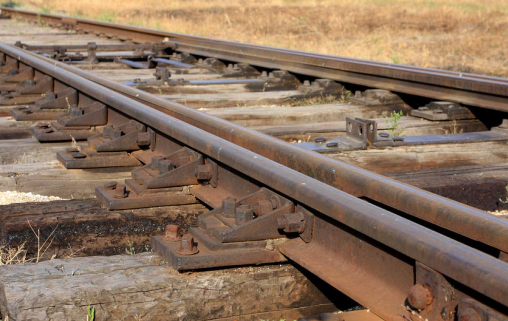 为什么铁路两节钢轨之间会有铁丝,有什么用呢?看完涨知识了