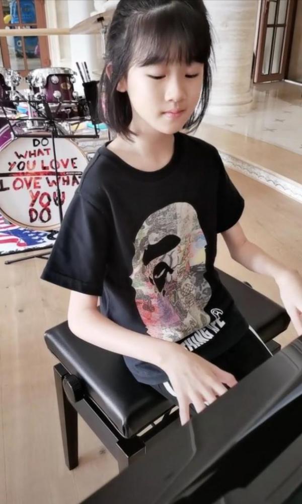 陆毅12岁女儿深情唱歌,表情沉醉音准棒,网友可以接王菲的班
