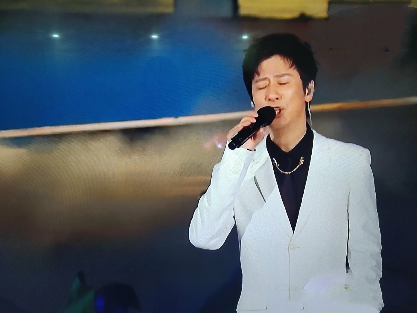 16解晓东出道比较早,曾连续多年登上春晚的舞台,却慢慢淡出歌坛