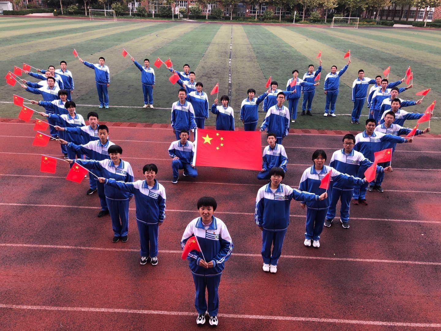 2020年9月30日,石家庄市第十三中学的学生与国旗合影
