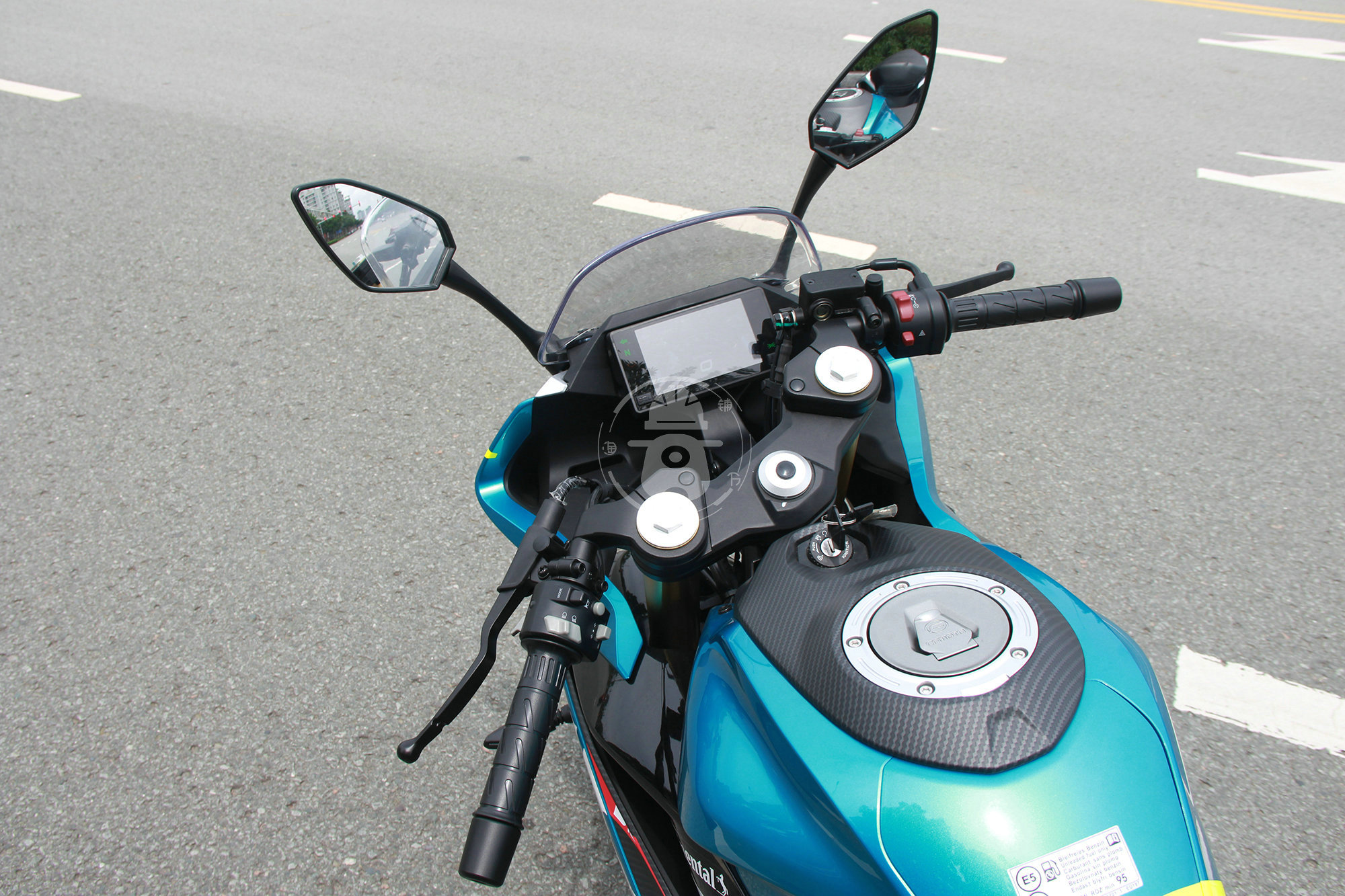 8匹马力 春风250sr 国产性价比之选-新浪汽车