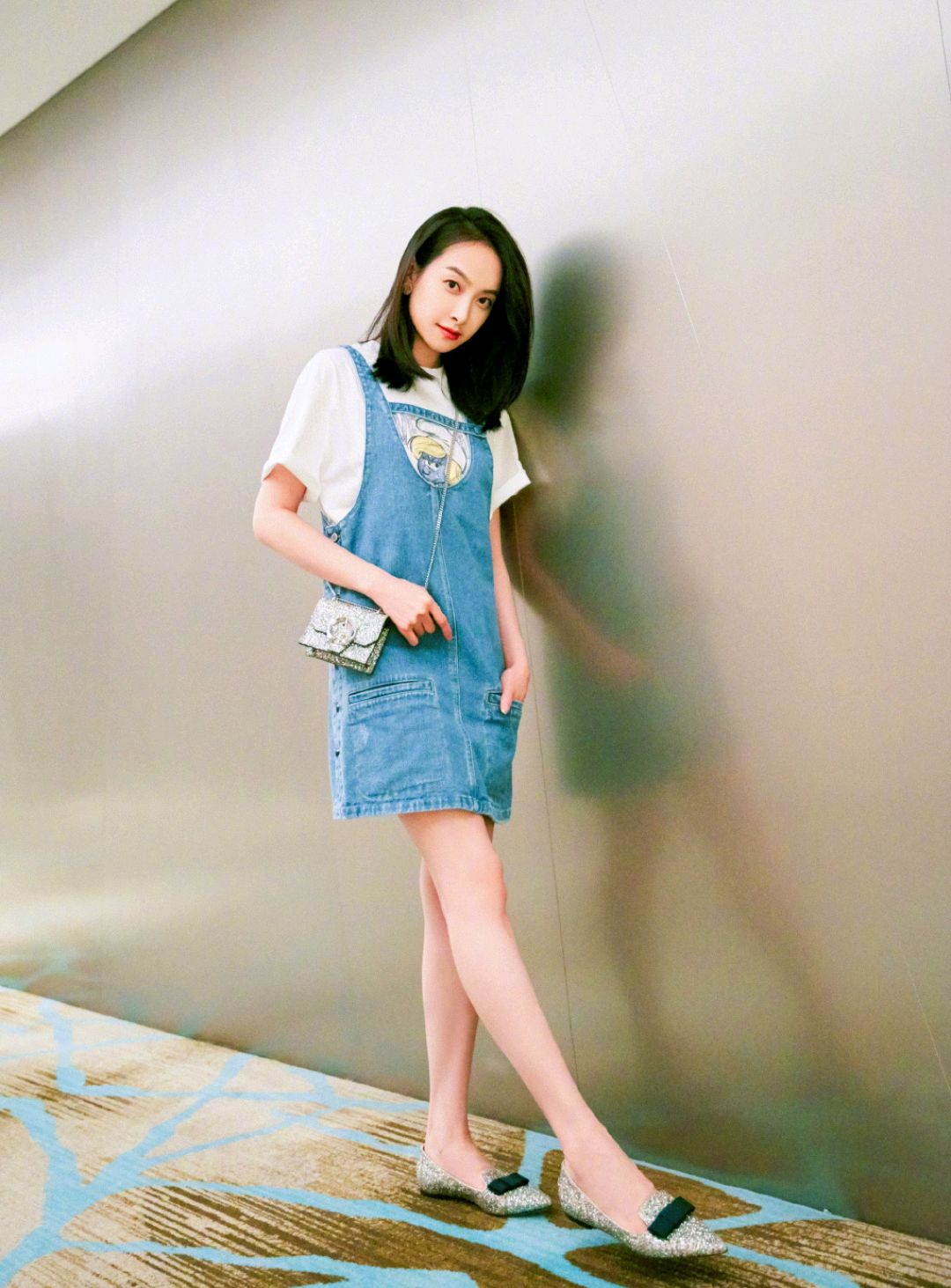 宋茜留长发没了辨识度,一身白色look清新优雅,配波点丝袜太抢镜