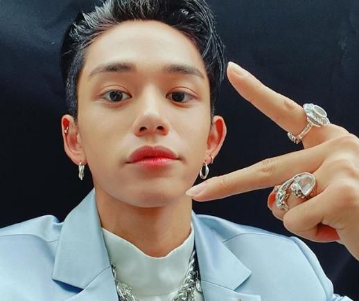 nct lucas在韩过中秋,车上唱广东歌!镜头前挥舞疑似烟盒惹热议