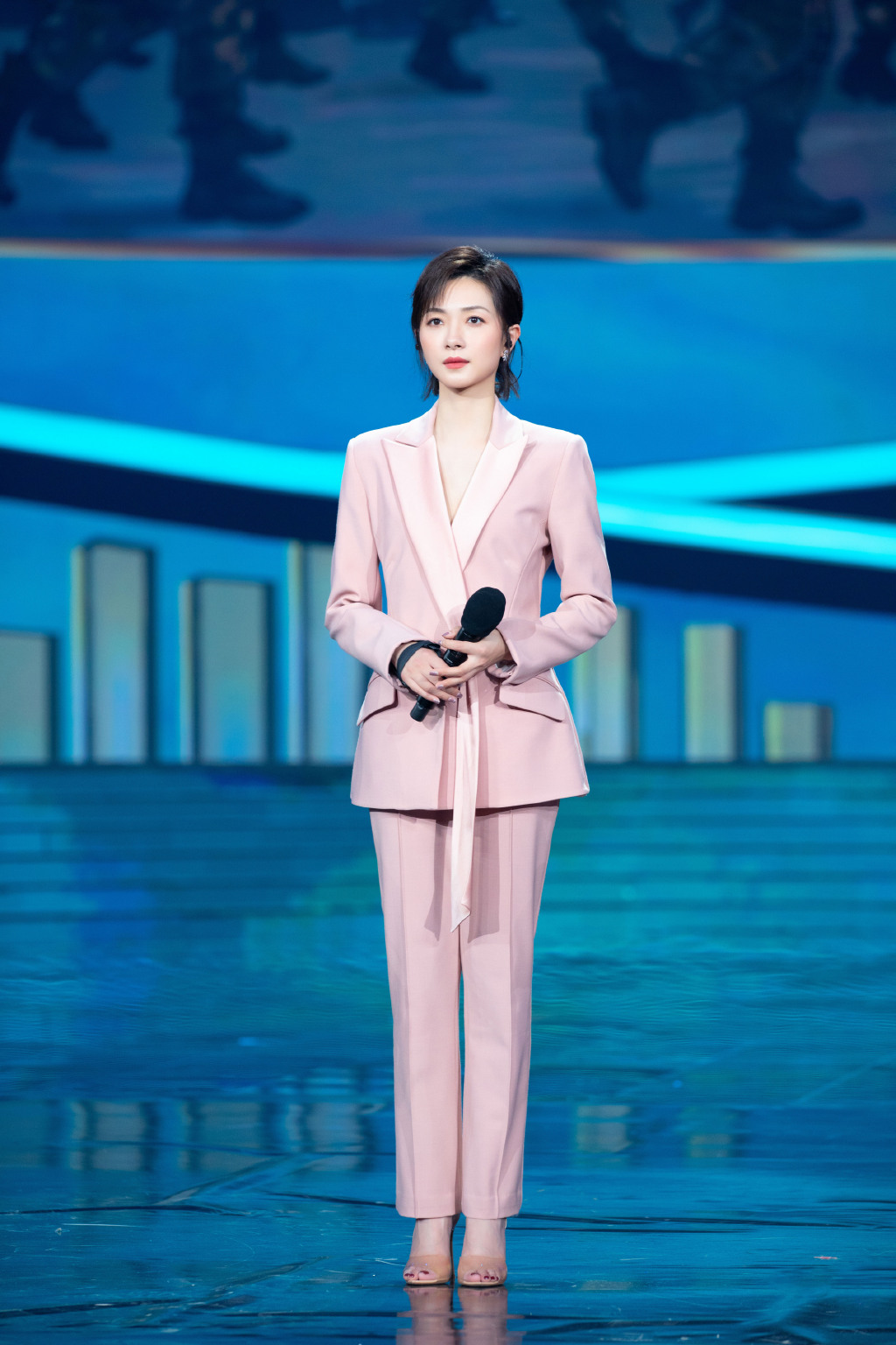 真佩服万茜的气质明明穿了粉色西服套装但是却霸气得不得了