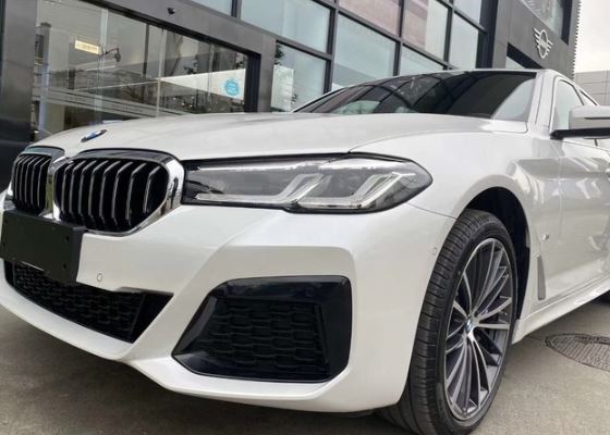 2021款宝马5系到店,白色涂装很精致,标配11色氛围灯 无线充电!