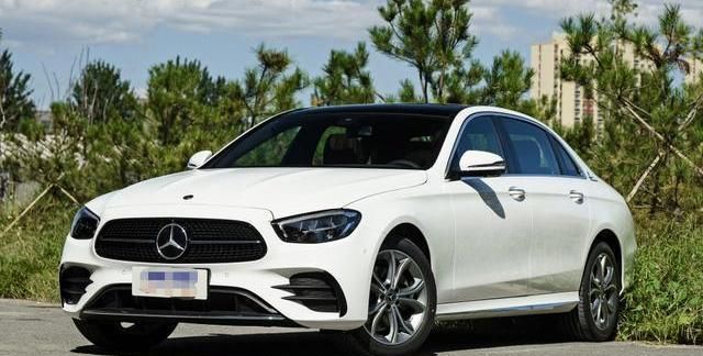 作为中大型豪华轿车,奔驰e300l从外到内都充斥着奢华高贵的气息