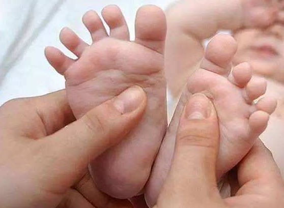 孩子脾胃不畅,家长需将注意力集中在脚上,多按摩足部,毕竟足部有"开关