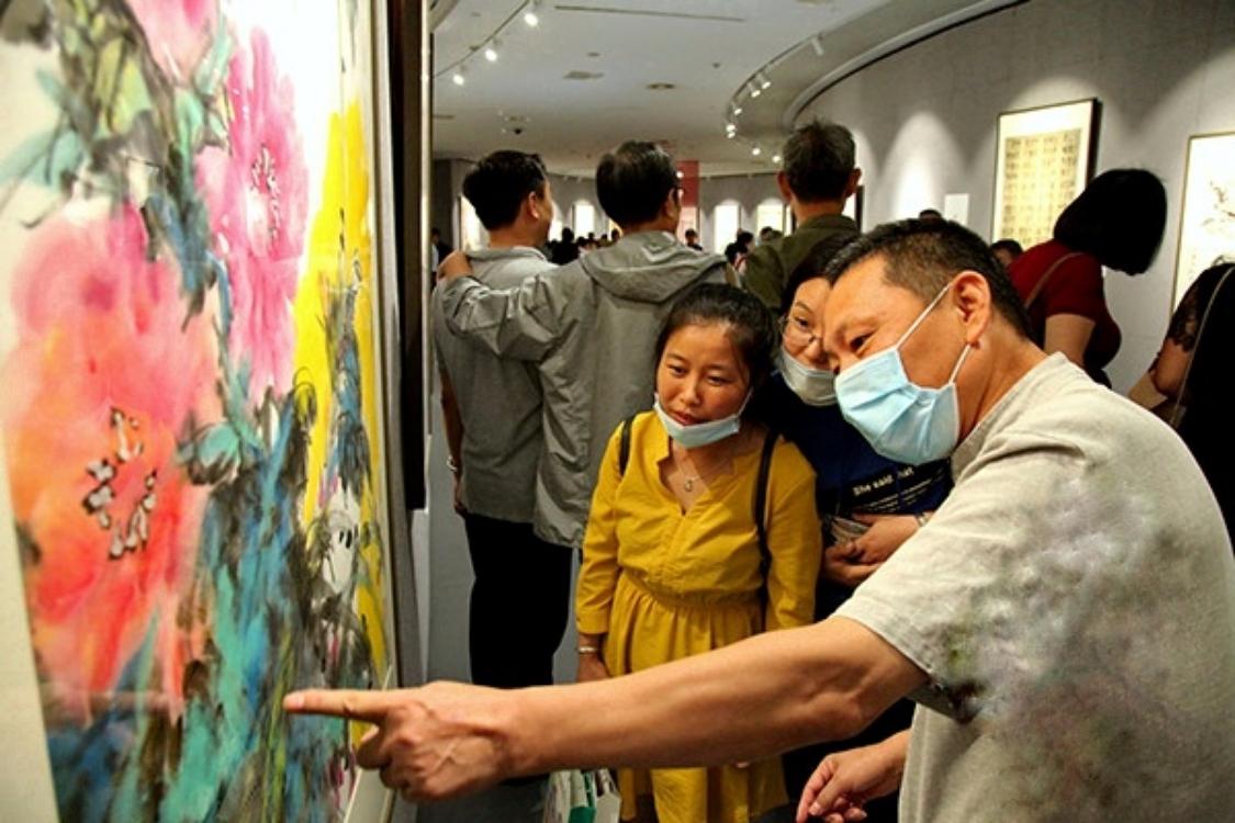 参加画展,给观众点评