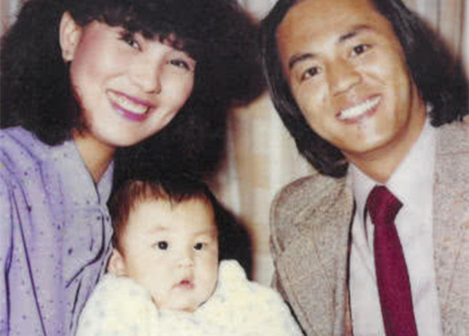 狄龙40岁儿子晒与爱妻合照结婚5年零绯闻顾家宠妻不输老爸