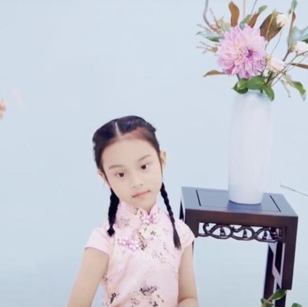 李小璐穿古装扮嫦娥庆中秋,甜馨牙齿掉了也很美,唯独缺少贾乃亮休闲区蓝鸢梦想 - Www.slyday.coM 李小璐穿古装扮嫦娥庆中秋,甜馨牙齿掉了也很美,唯独缺少贾乃亮休闲区蓝鸢梦想 - Www.slyday.coM