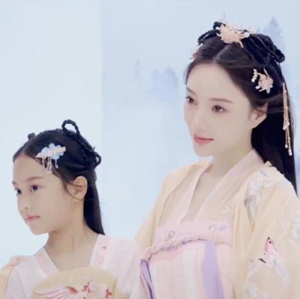 李小璐穿古装扮嫦娥庆中秋,甜馨牙齿掉了也很美,唯独缺少贾乃亮休闲区蓝鸢梦想 - Www.slyday.coM 李小璐穿古装扮嫦娥庆中秋,甜馨牙齿掉了也很美,唯独缺少贾乃亮休闲区蓝鸢梦想 - Www.slyday.coM