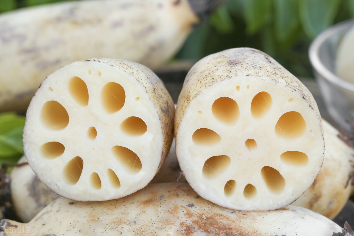 七孔莲藕的外皮是呈褐黄色或粉色的,颜色比较暗沉,体形又粗又短.