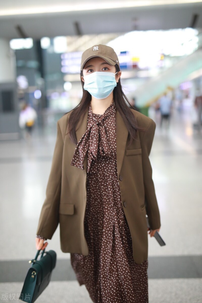 李兰迪穿斑点连衣裙外搭卡其色西装现身机场,长相清秀甜美惹人爱
