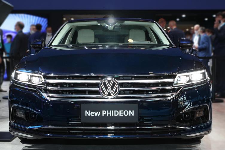 全球首款发光车标大众量产车新款大众辉昂亮相北京车展