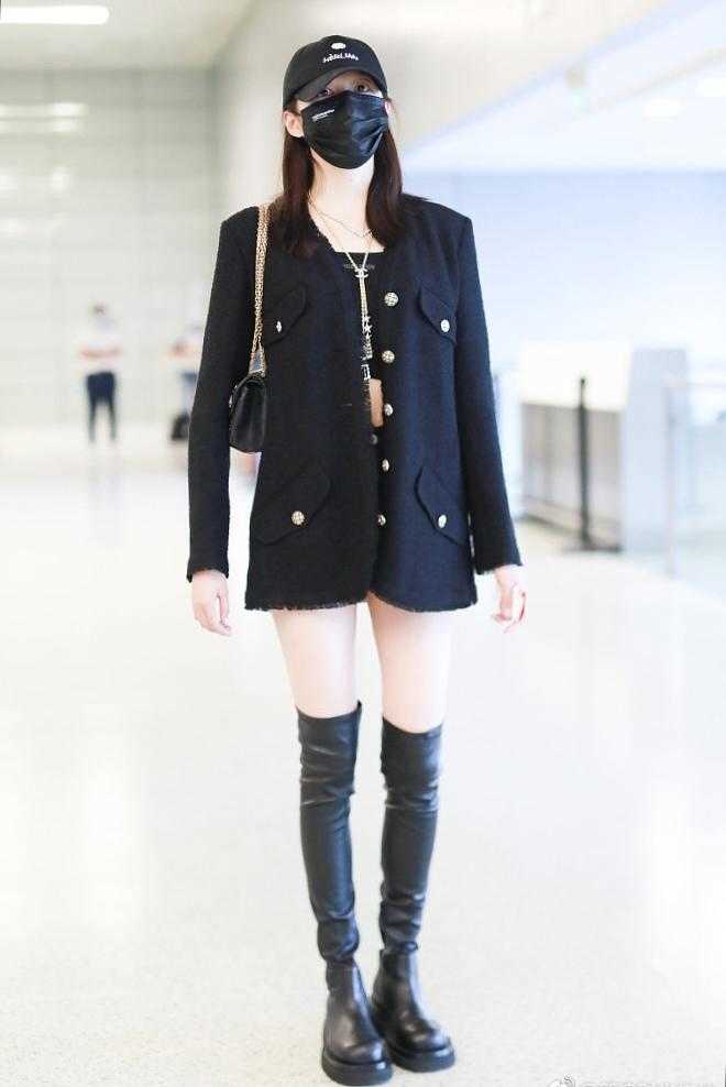 关晓彤靠一双过膝长筒靴凹造型,穿西装配短裤,这一身真有明星味