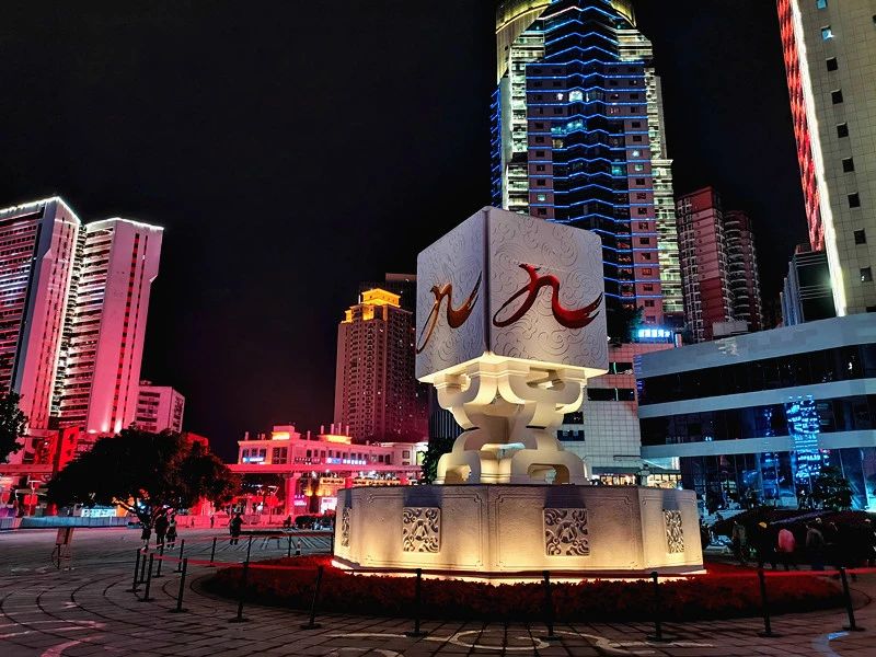 和坪公园和不远处的九龙门,构成了杨家坪商圈目前最醒目的两个地标