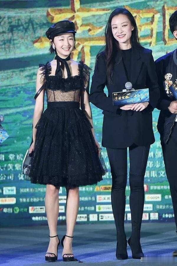 倪妮和周冬雨同框同色调穿搭谁更胜一筹