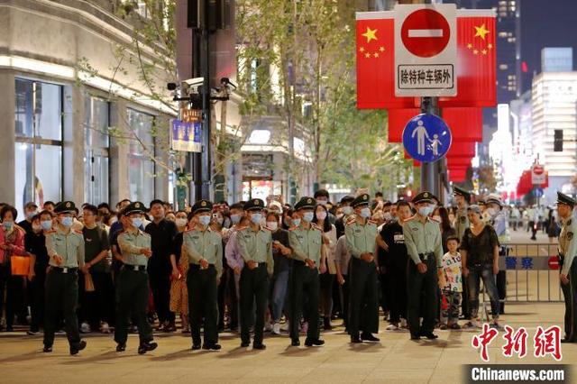 上海南京路步行街又现"拉链式人墙"守护游客的安全出行