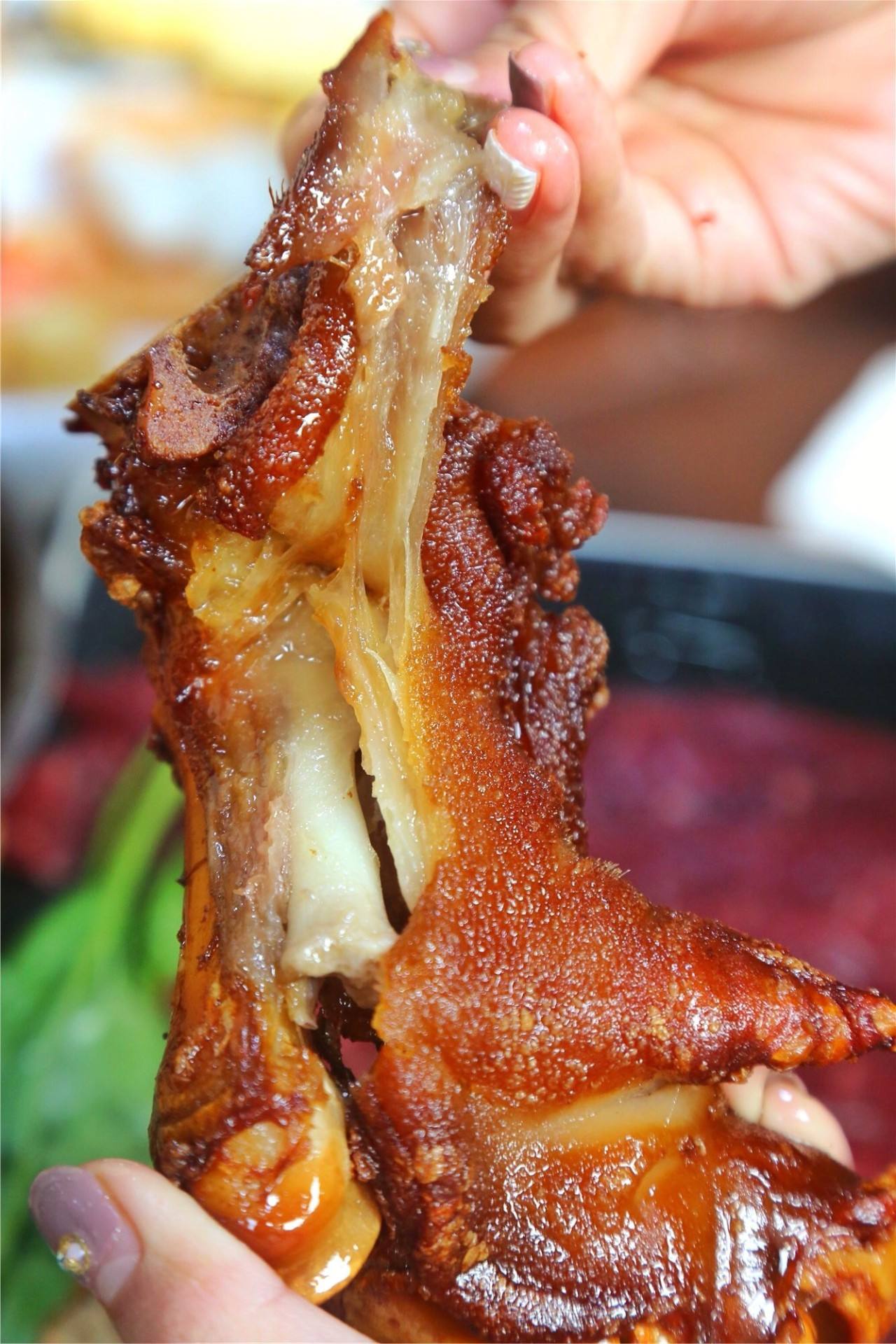 价值万元的秘制烤猪蹄,先卤后烤,香辣入味,学会就可以摆摊