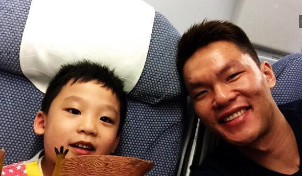 男篮朱芳雨近况,2次拒绝nba邀请,开家长会玩手机被儿子举报|王仕鹏