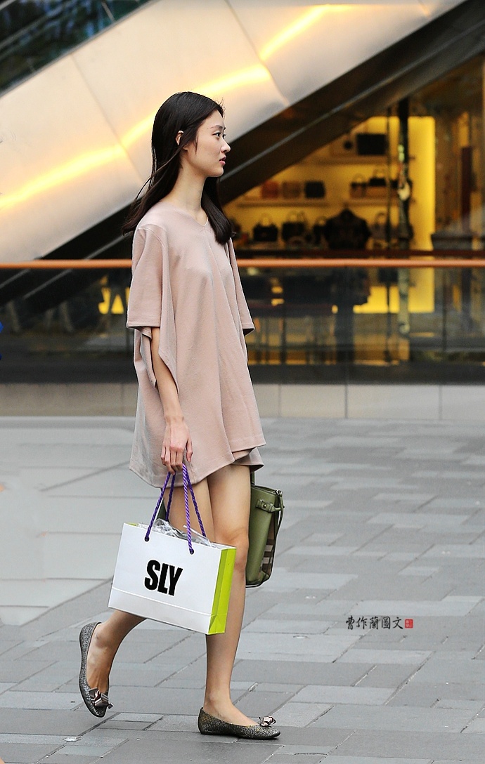 街拍轻盈灵秀的平底鞋美女