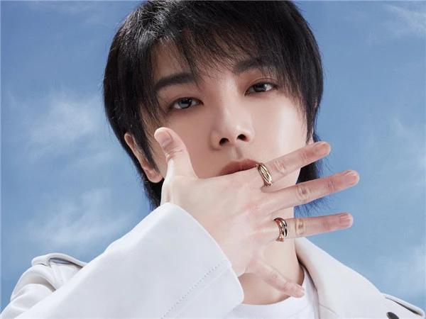 男明星戴戒指啥样?蔡徐坤豪横,王一博优雅,看到千玺:炫富吗?