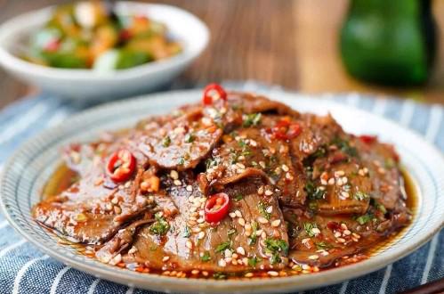 这道菜好吃又下酒很多餐厅的凉拌牛肉都是这么做的特别简单