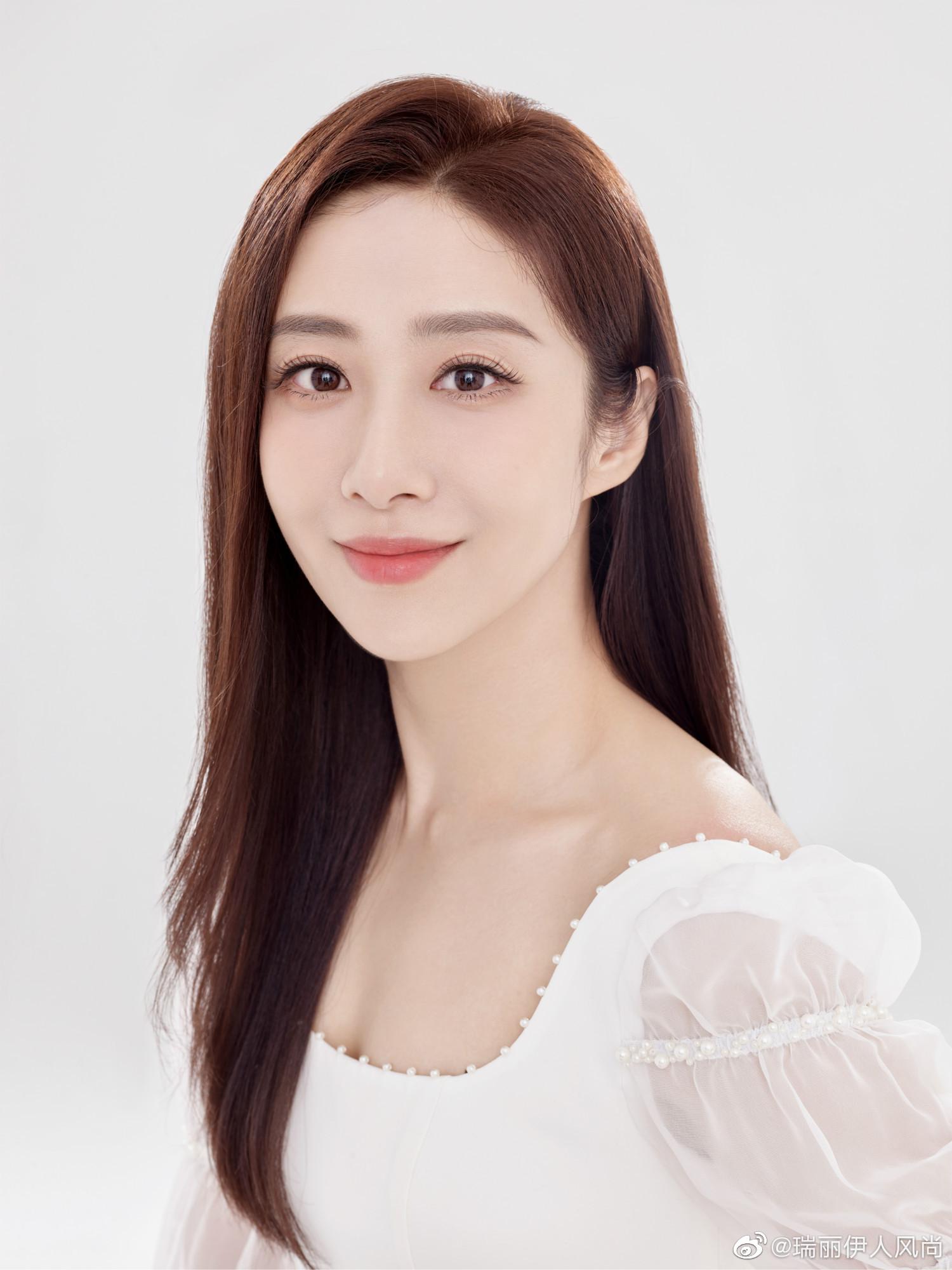 演员@刘思彤 一袭白色裙勾勒出玲珑曲线,面容姣好