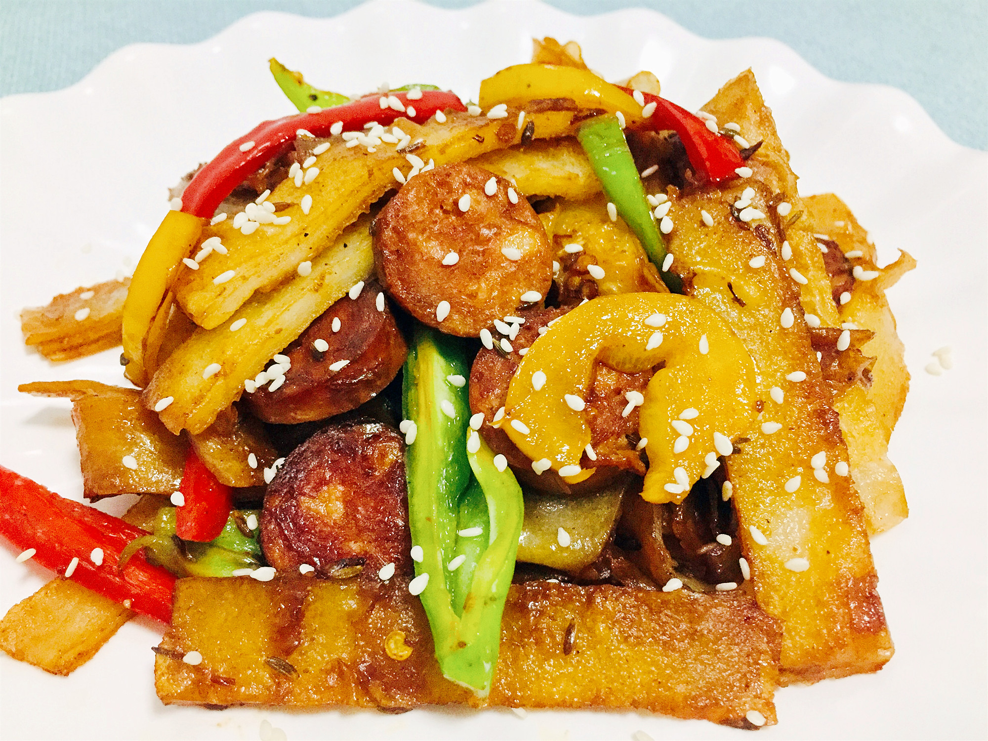 香肠的家常省时新吃法,和孜然一起炒饼,香味扑鼻特好吃