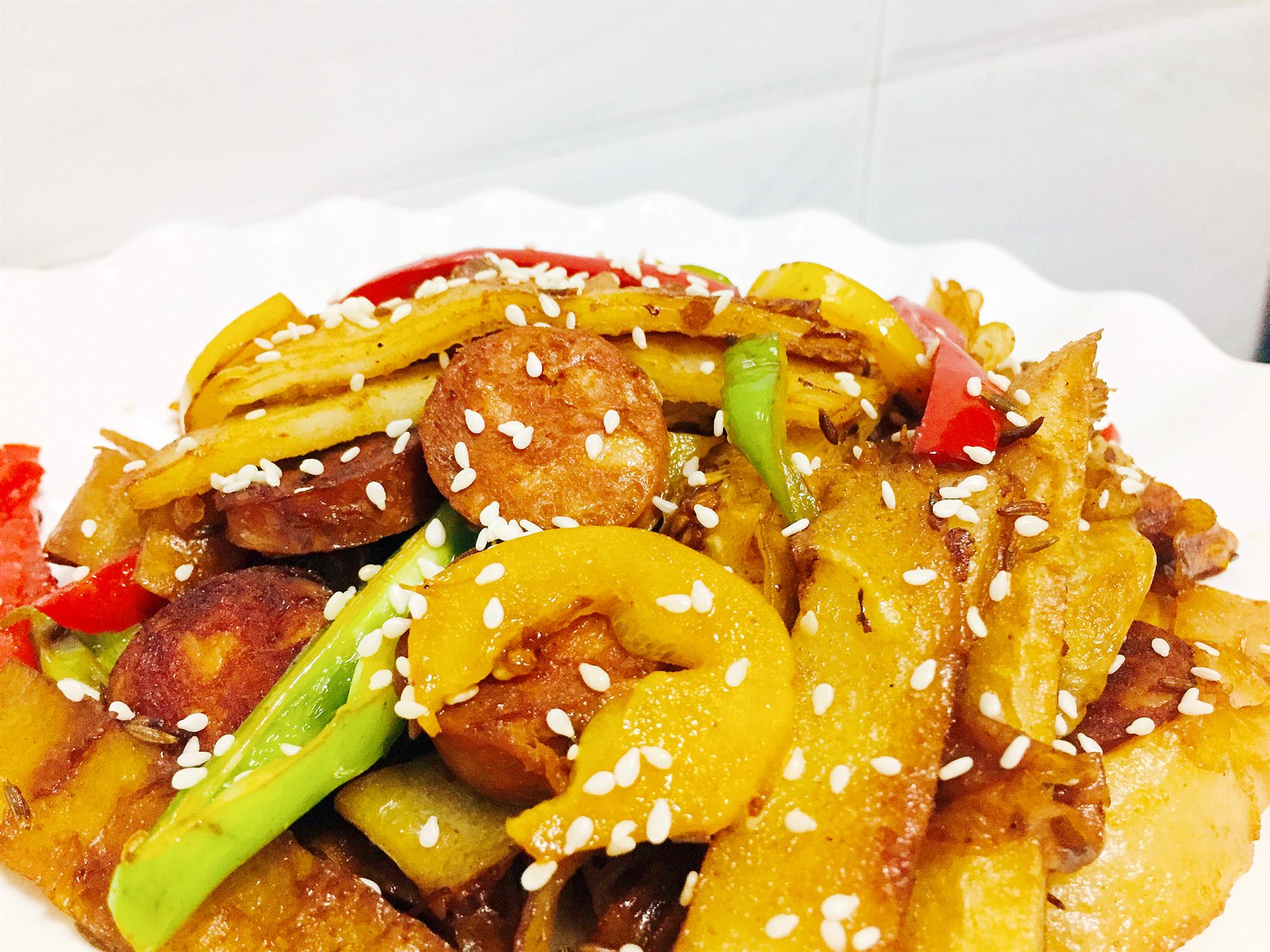 香肠的家常省时新吃法,和孜然一起炒饼,香味扑鼻特好吃