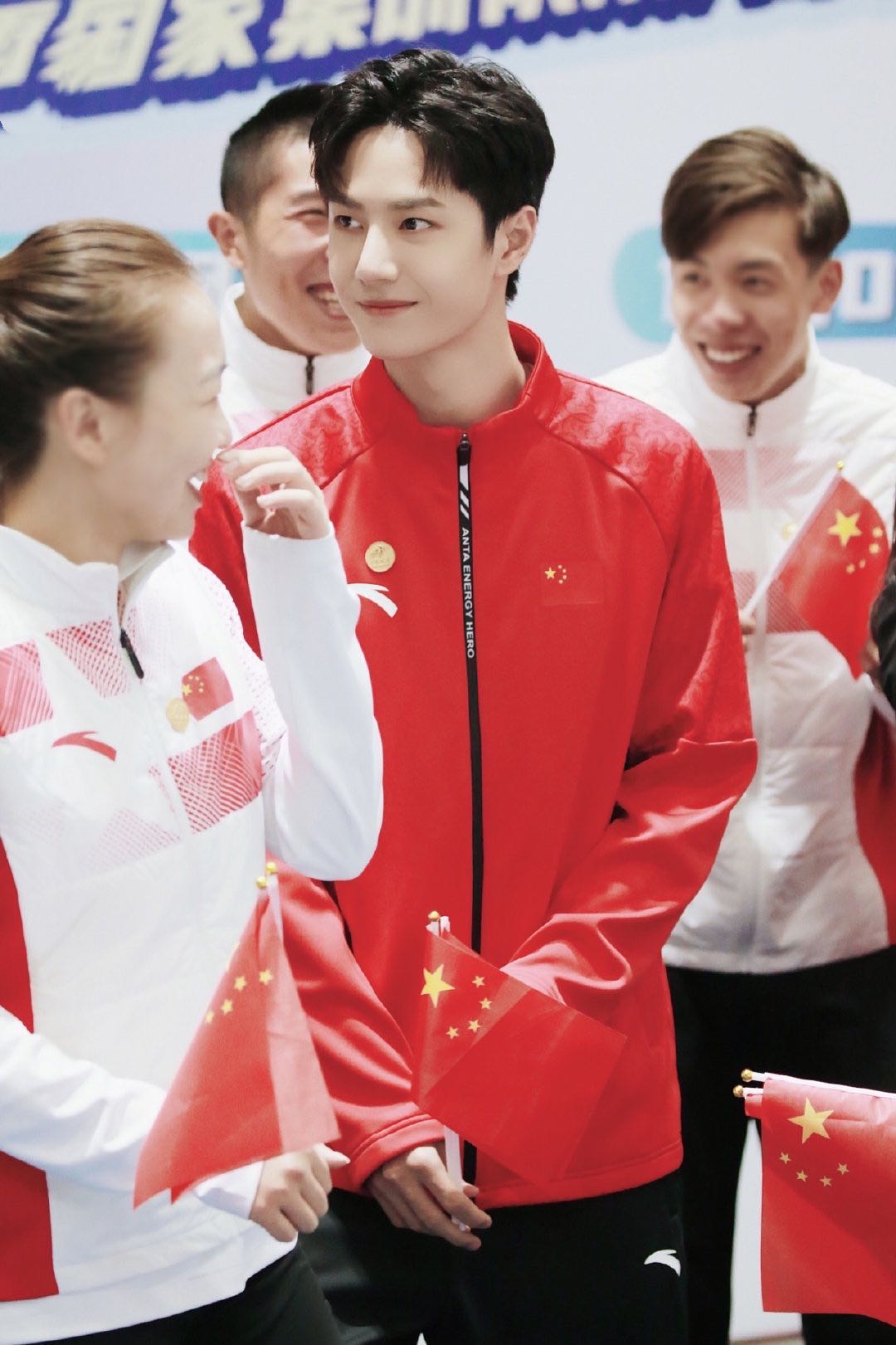 王一博中秋节登上cctv!穿红衣参加活动,合影时笑的合不拢嘴