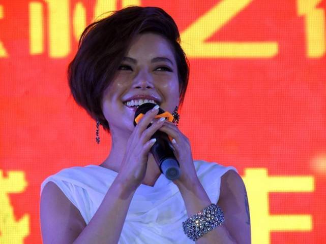 慕容晓晓出生于1981年,她原名叫做吴莉,从小就生长于黄梅戏之家,在她