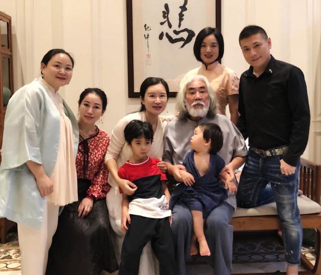 张纪中娇妻为继子庆生,六岁混血马丁超俊俏,杜星霖对其视如己出