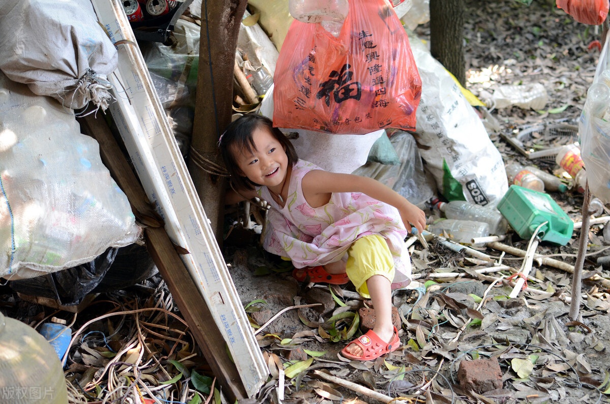 村里的傻子为救孤儿女孩失去双腿20年后傻子门口停满豪车