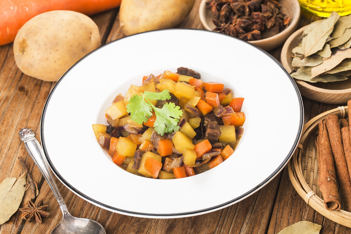 咖喱牛肉色泽金黄,咖喱香味浓郁,牛肉酥烂可口,简单下饭有食欲