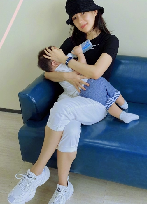 章子怡罕晒一家五口二胎儿子正脸首曝光脸型嘴巴超像爸爸汪峰