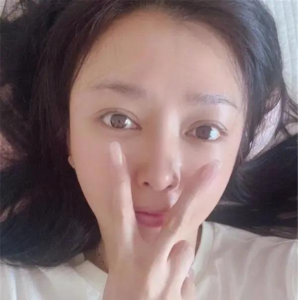 最后要说的是秦岚了,她出道比较早,相对比前面几位来说是大姐姐的形象